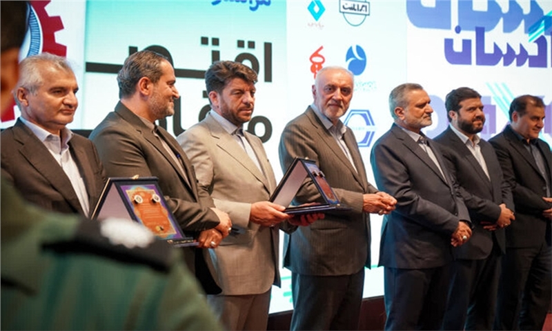 ۱۲ کارخانه منتخب نشان اقتصاد مقاومتی گرفتند